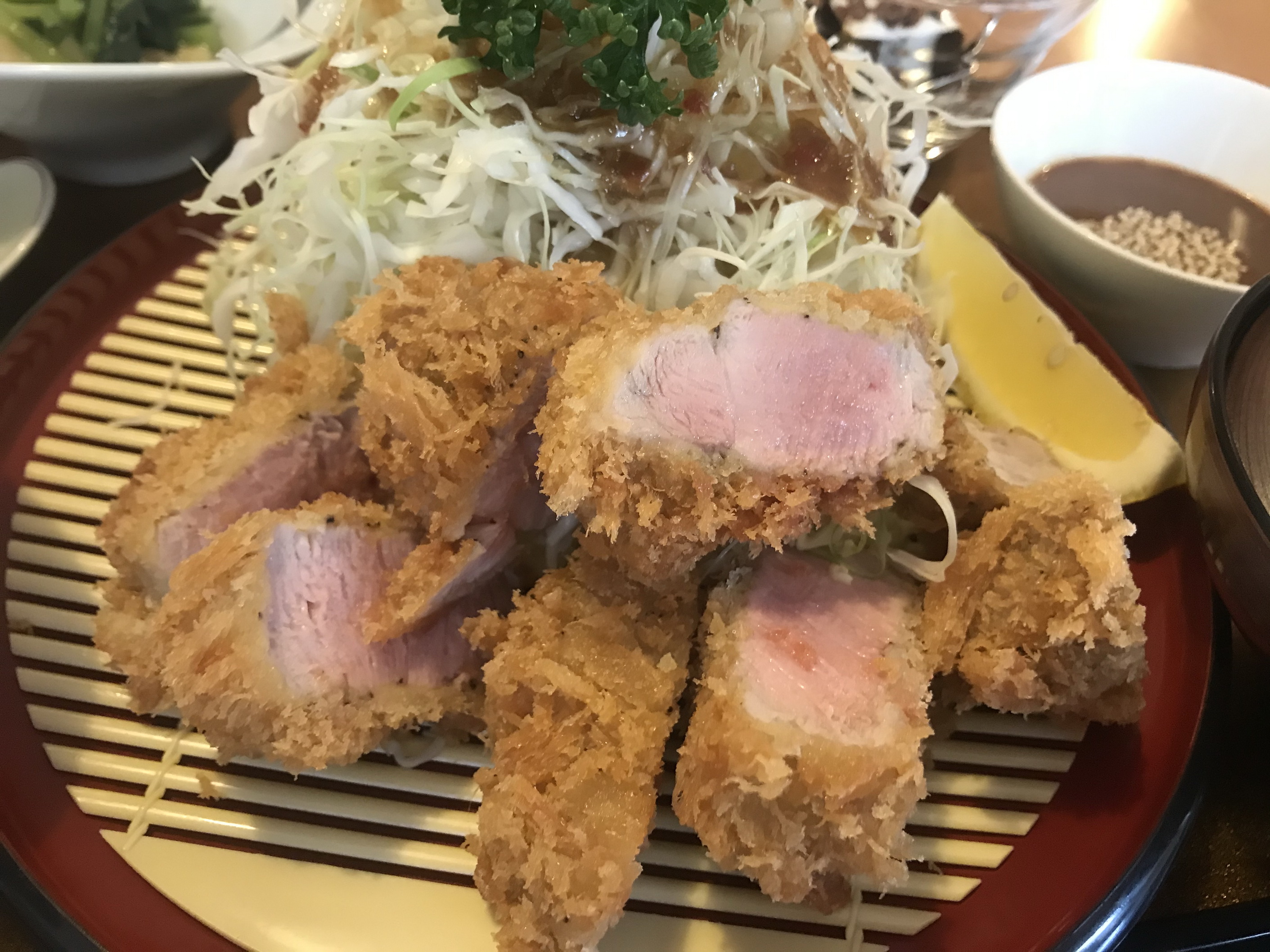 お昼に贅沢 やわらか絶品 白金豚の上ヒレカツ定食 長崎市油屋町 笹ゆり